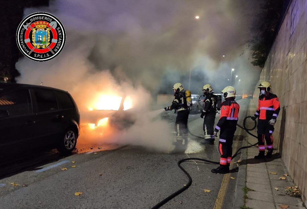 Sofocan el incendio de un coche