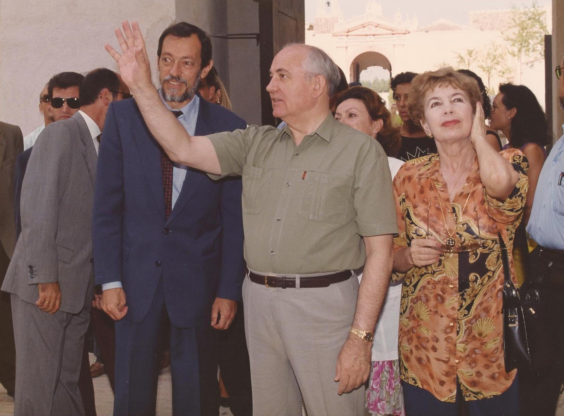 Emilio Cassinello junto a Mijail Gorbachov y su esposa Raissa durante su visita a la Expo de Sevilla