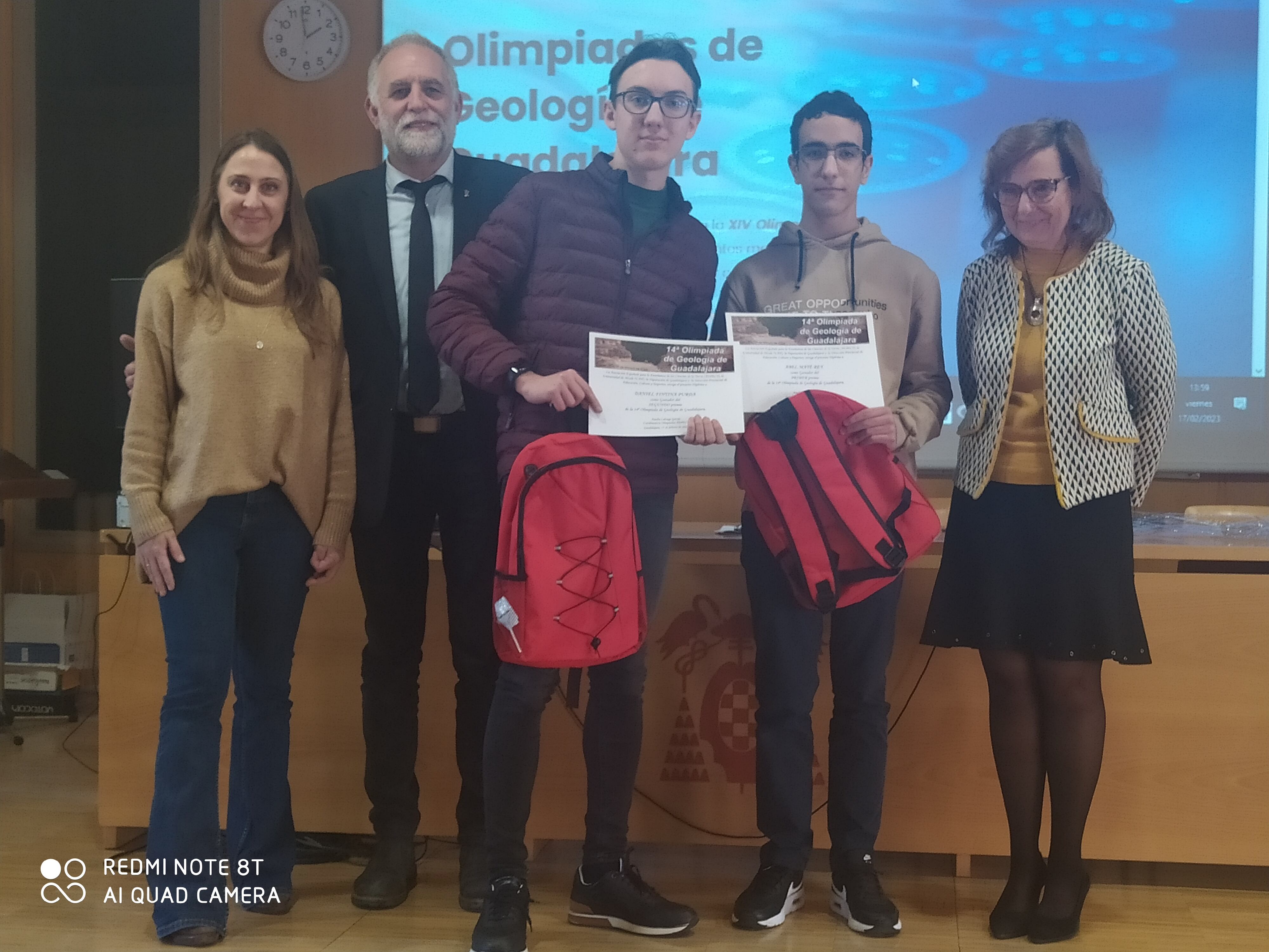 Daniel Fintina y Abel Maté recogiendo el premio en la fase provincial