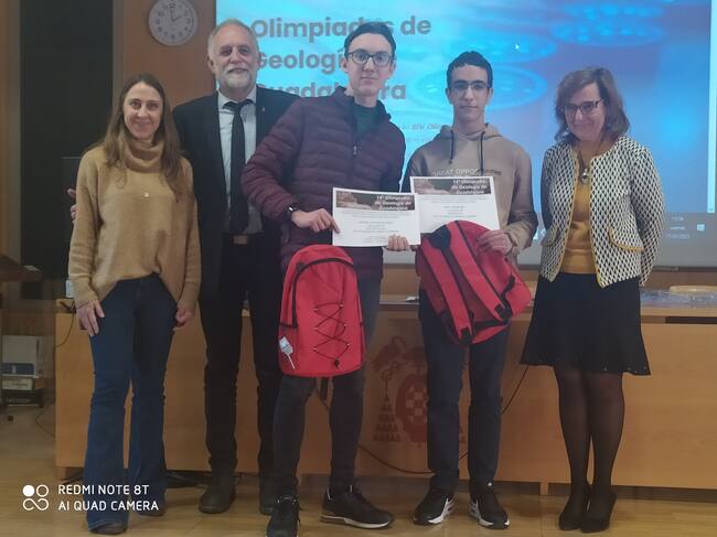 Daniel Fintina y Abel Maté recogiendo el premio en la fase provincial