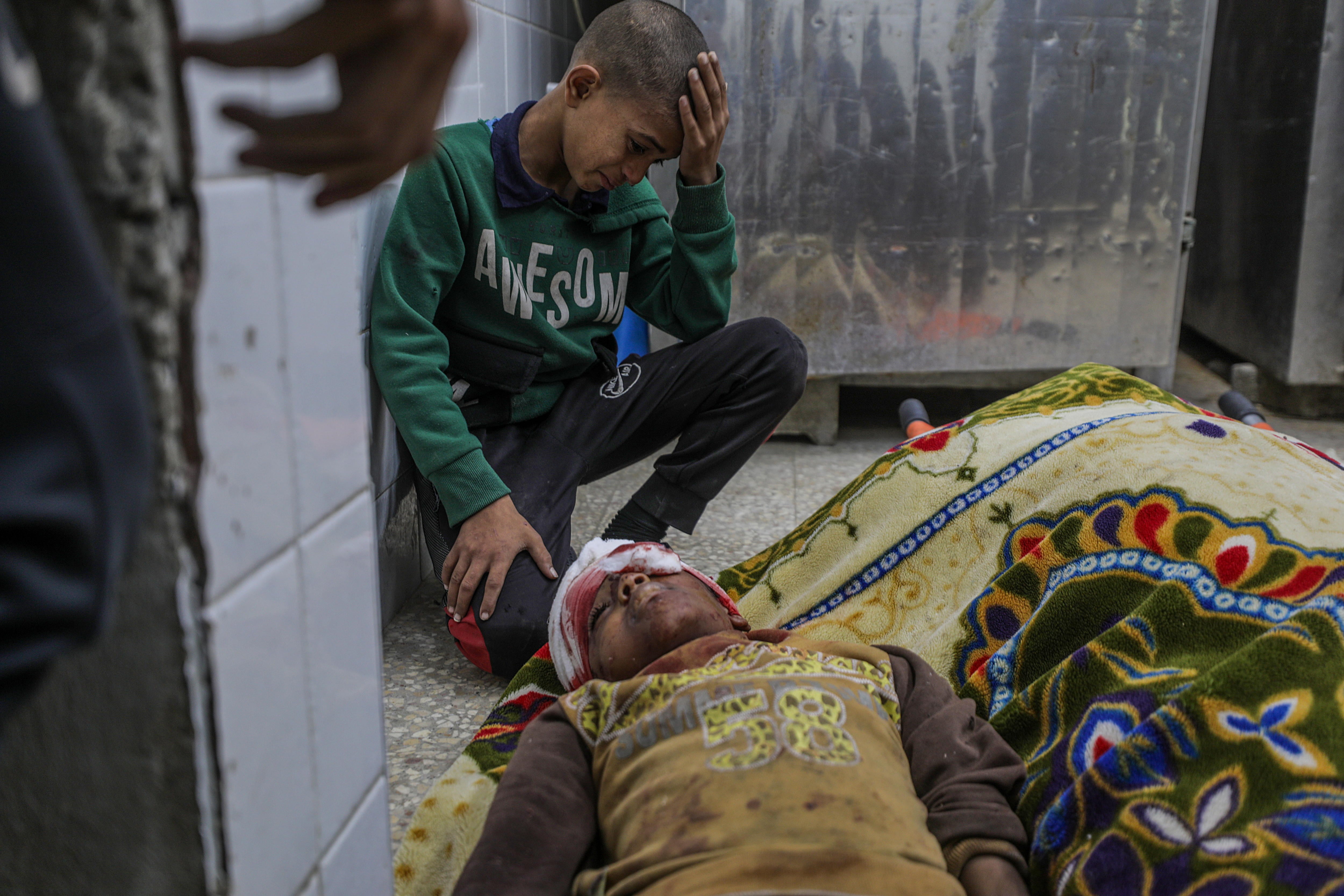 Ismail Faraj llora sobre el cuerpo de su hermano Shadim de 14 años. EFE/EPA/MOHAMMED SABER -- ATTENTION EDITORS: GRAPHIC CONTENT --