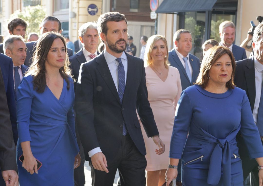 La viceportavoz del PP en el Congreso, Belén Hoyo; el presidente del PP, Pablo Casado y la presidenta del Partido Popular de la Comunitat Valenciana a su llegada al acto Institucional de Entrega de Altas Distinciones de la Generalitat