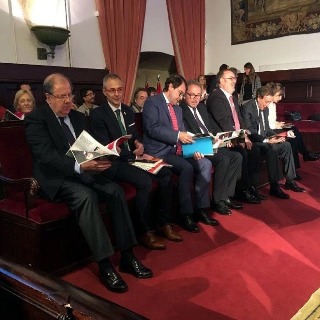 Autoridades asistentes a las Conversaciones en el 40 aniversario de la Constitución en la USAL