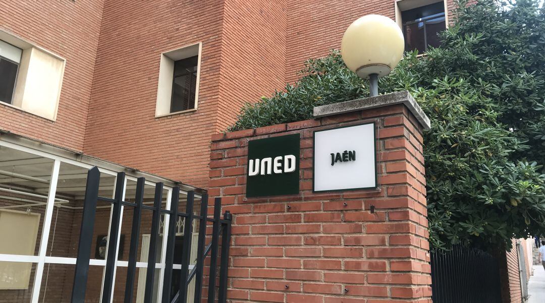 Acceso a la sede de la UNED en la capital jienense.