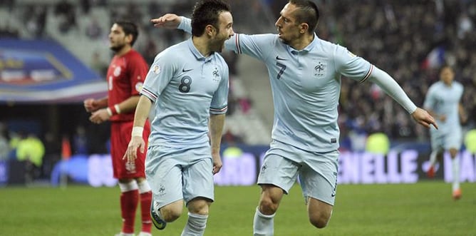 Franck Ribery felicita a Mathieu Valbuena por su gol ante Georgia en el partido de clasificación para el Mundial 2014 disputado en el Estadio de París.