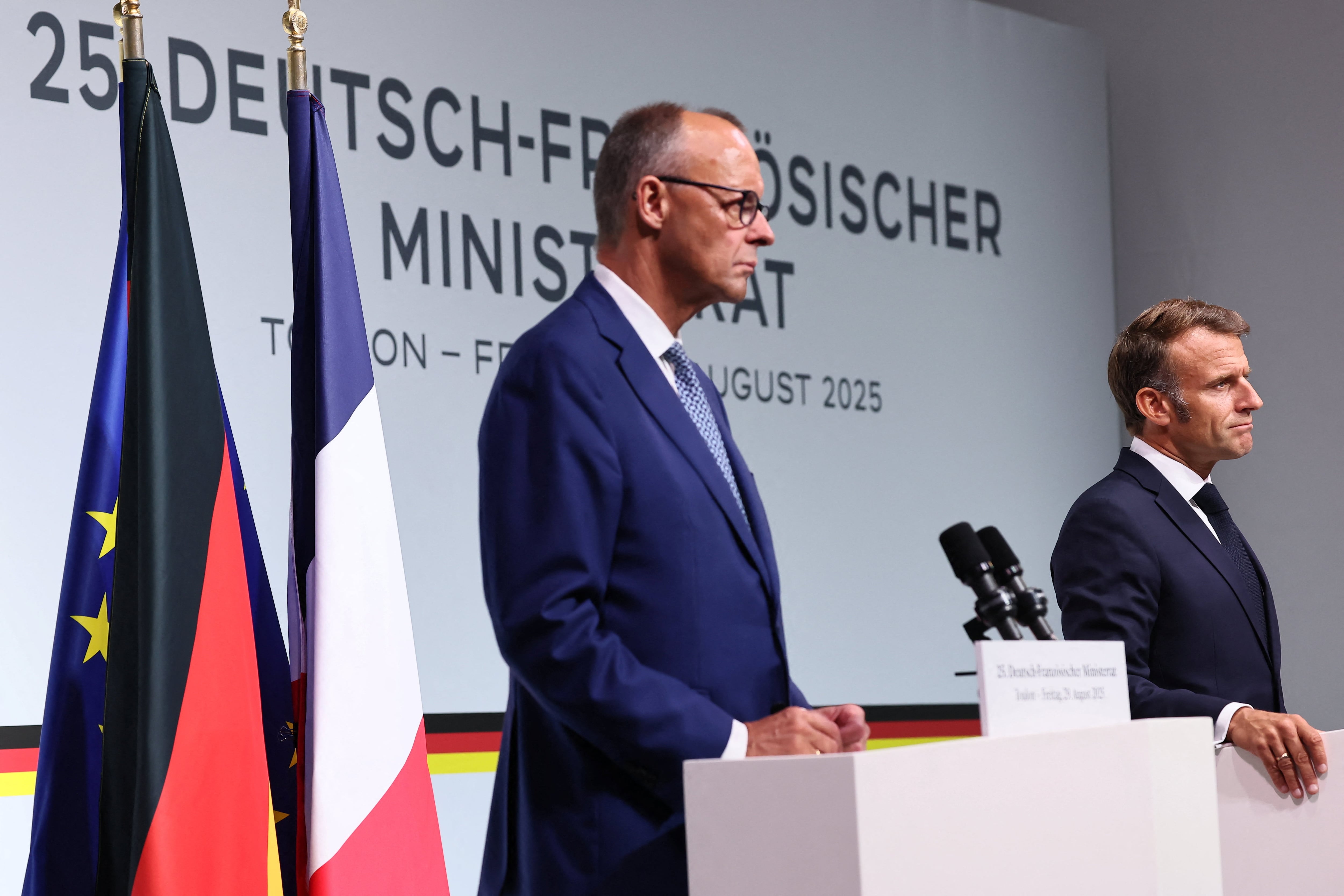 El canciller alemán, Friedrich Merz, y el presidente francés, Emmanuel Macron, durante la comparecencia tras la reunión de los consejos de ministros de ambos países en Toulon.
