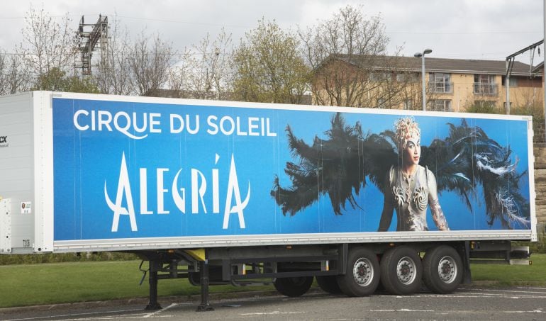 El camión del Cirque du Soleil con su espectaculo &quot;Alegría&quot;