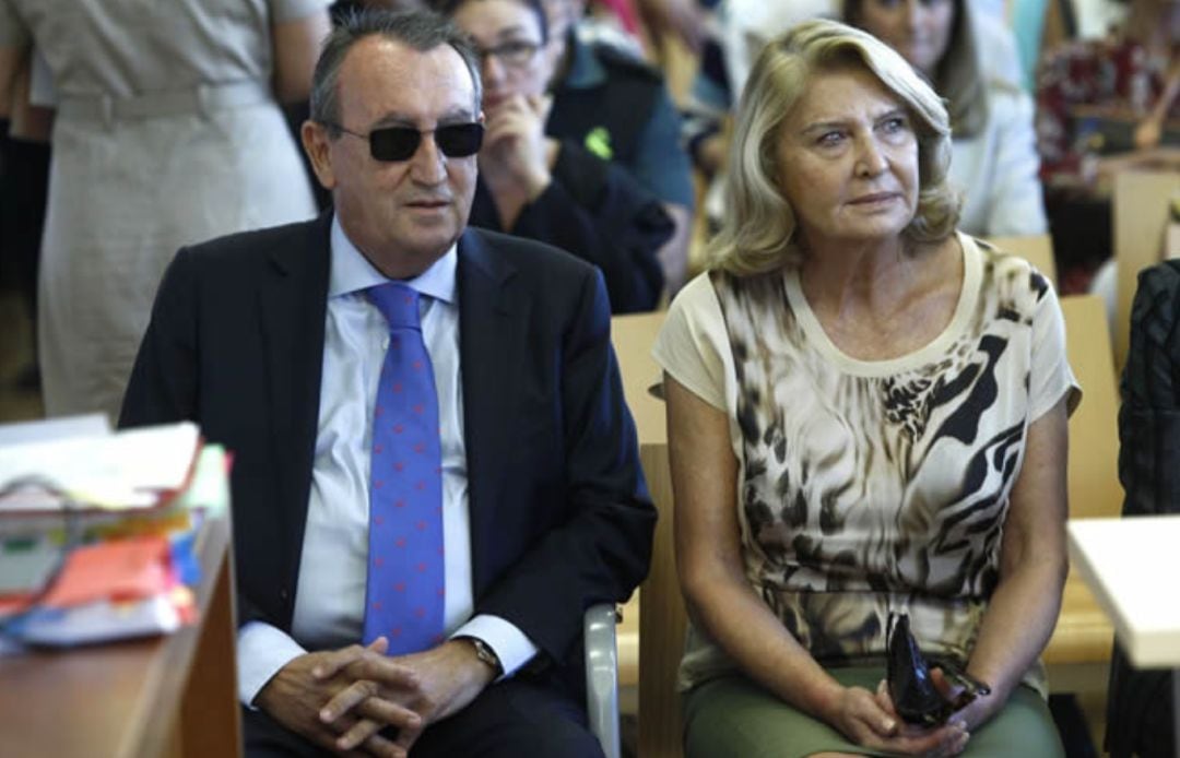 El expresidente de la Diputación y del PP en la provincia Carlos Fabra, junto a su exesposa Amparo Fernández, durante el juicio por el denominado &#039;caso Naranjax&#039;  
 