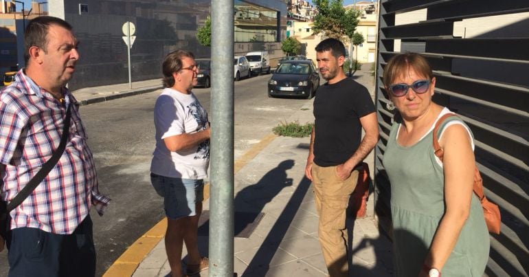 Miembros de Jaén en Común (a la derecha) visitan, junto a la asociación vecinal, el barrio de Santa Isabel