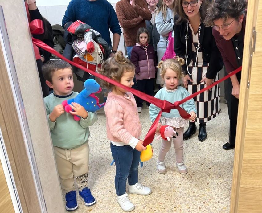 Niños de 2 años inaugurando su nueva aula en el colegio Salesianos