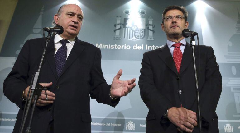 GRA256. MADRID, 13/01/2015.- Los ministros de Justicia, Rafael Catalá (d), y de Interior, Jorge Fernández Díaz, comparecen esta tarde ante los medios de comunicación tras la reunión que han mantenido con el portavoz socialista en el Congreso, Antonio Hern