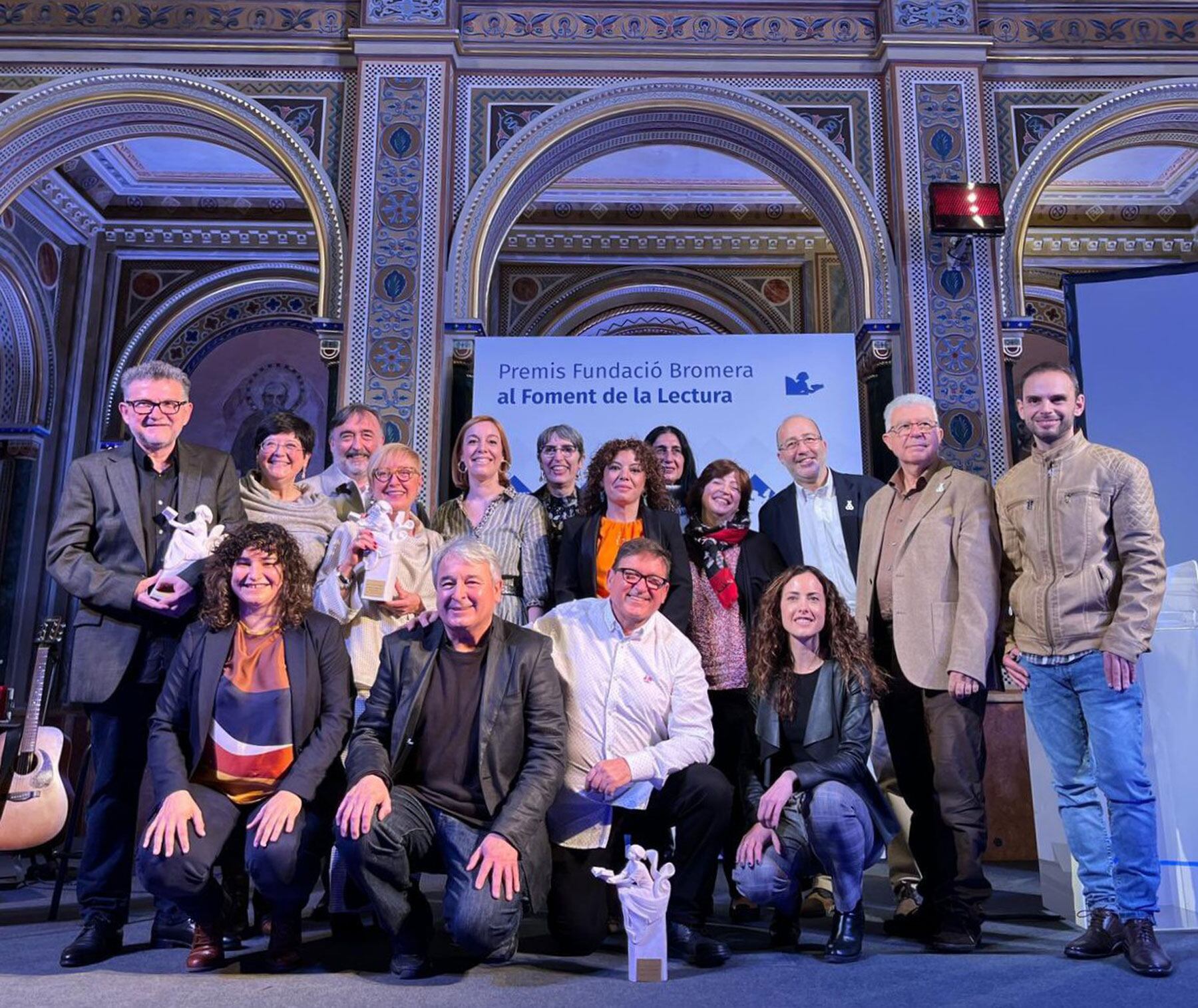 Los premiados por la Fundación Bromera con los representantes contestanos