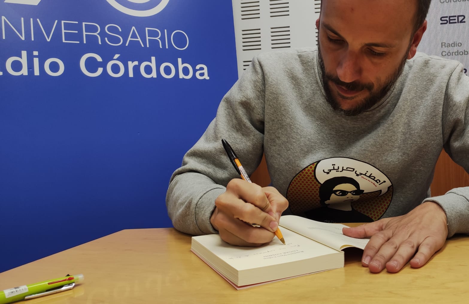 Rosauro Varo Cobos, firmando su segunda novela: &quot;Lugar común&quot;