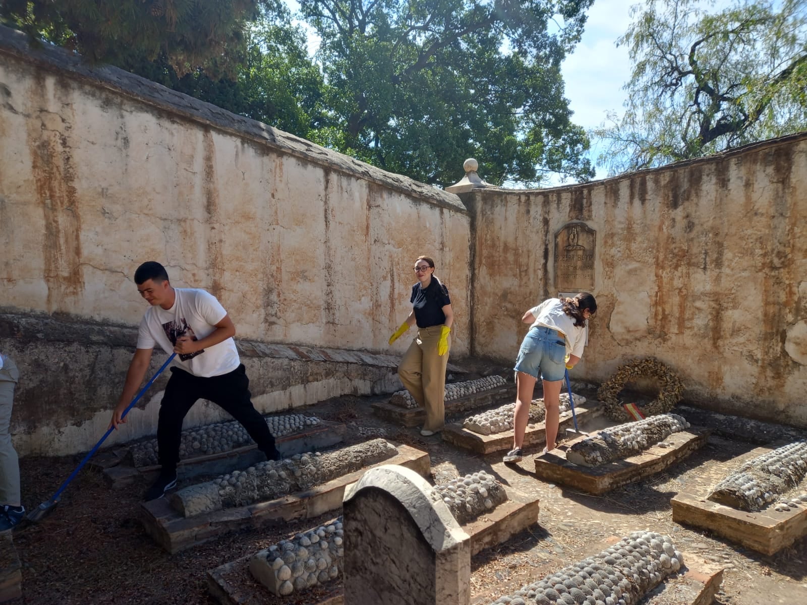 Trabajo de campo en el cementerio inglés de Málaga