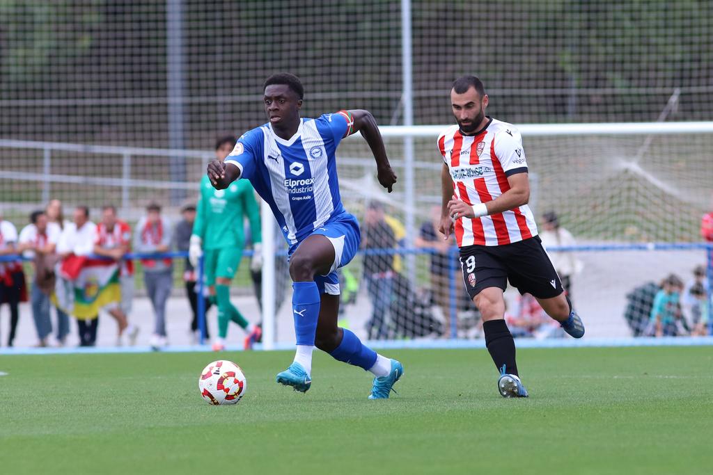 Andrei Lupu persigue a Tomás Mendes en una acción de la segunda mitad / Deportivo Alavés B