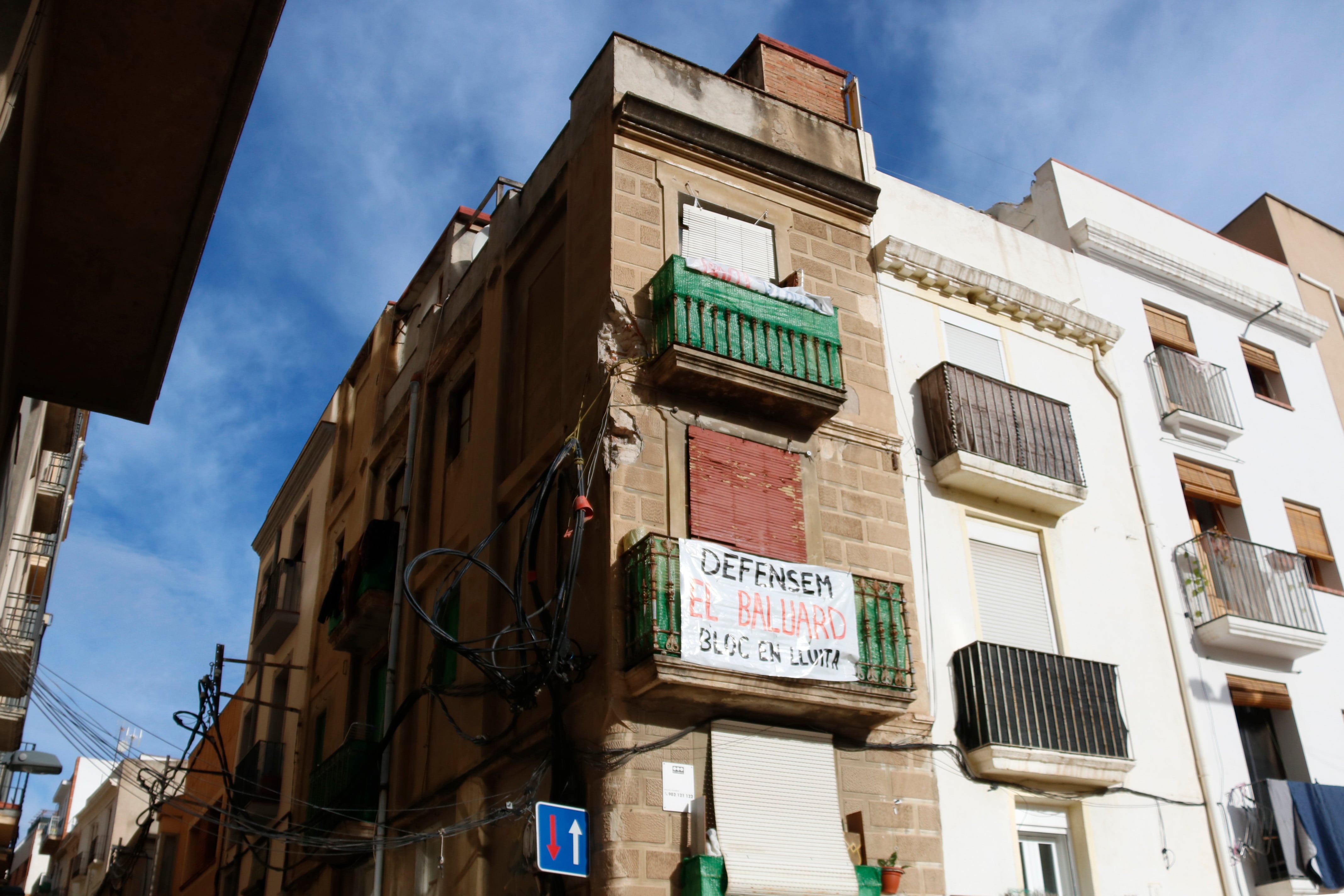 El bloc de la plaça del Baluard de Reus ocupat i amb dos desnonaments previstos