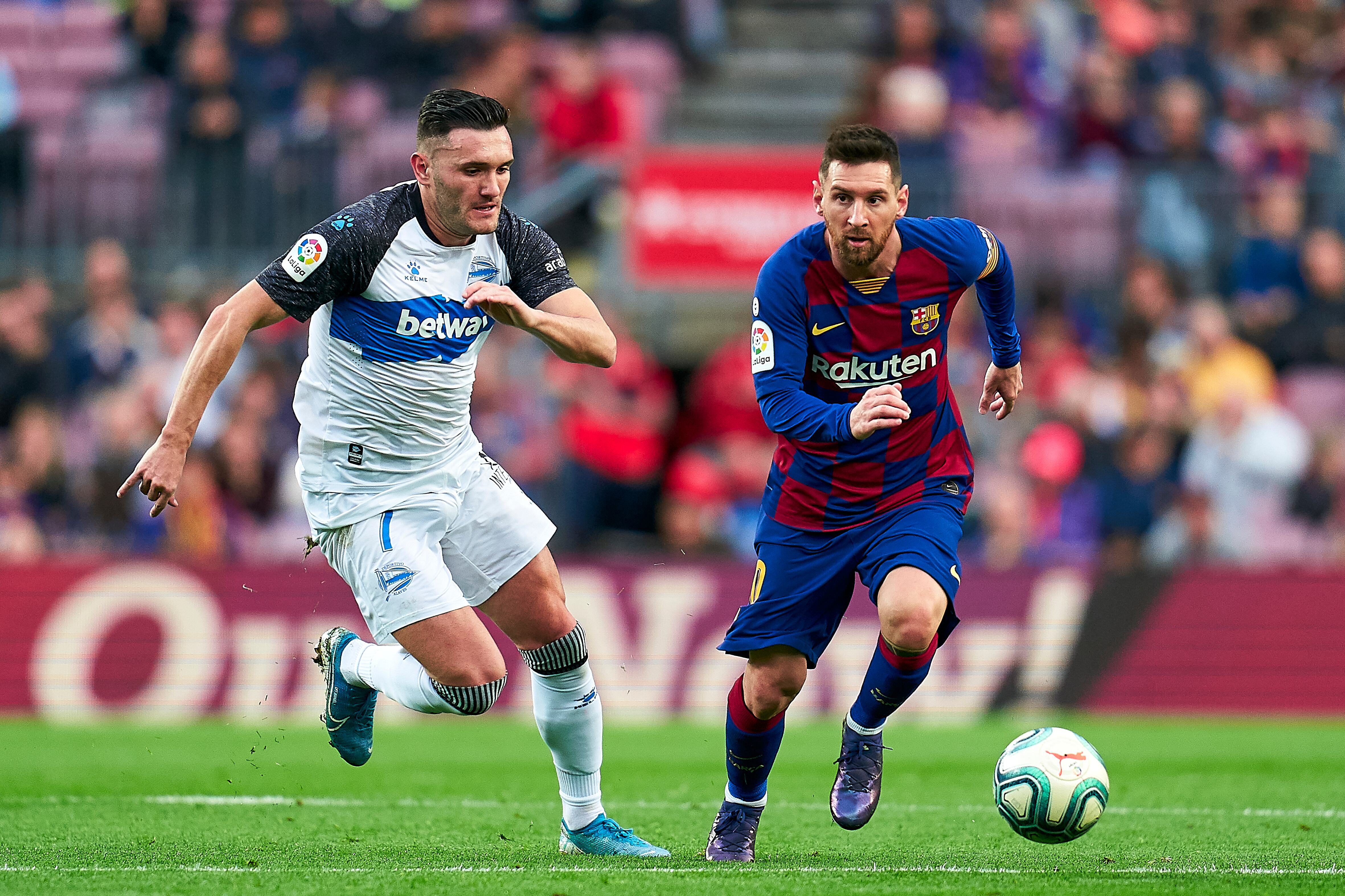 Lionel Messi y Lucas Pérez luchan por un balón en el año 2019