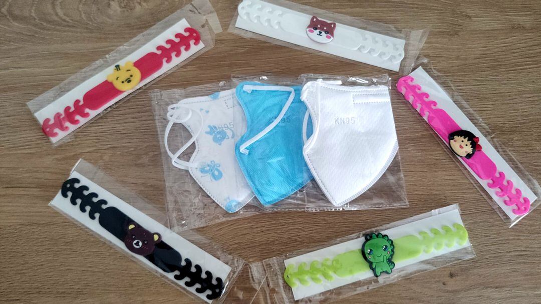 Reparto de mascarillas y salvaorejas