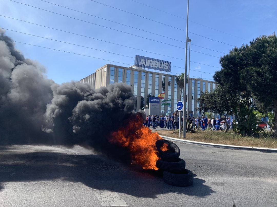 Quema de neumáticos frente a Airbus Puerto Real