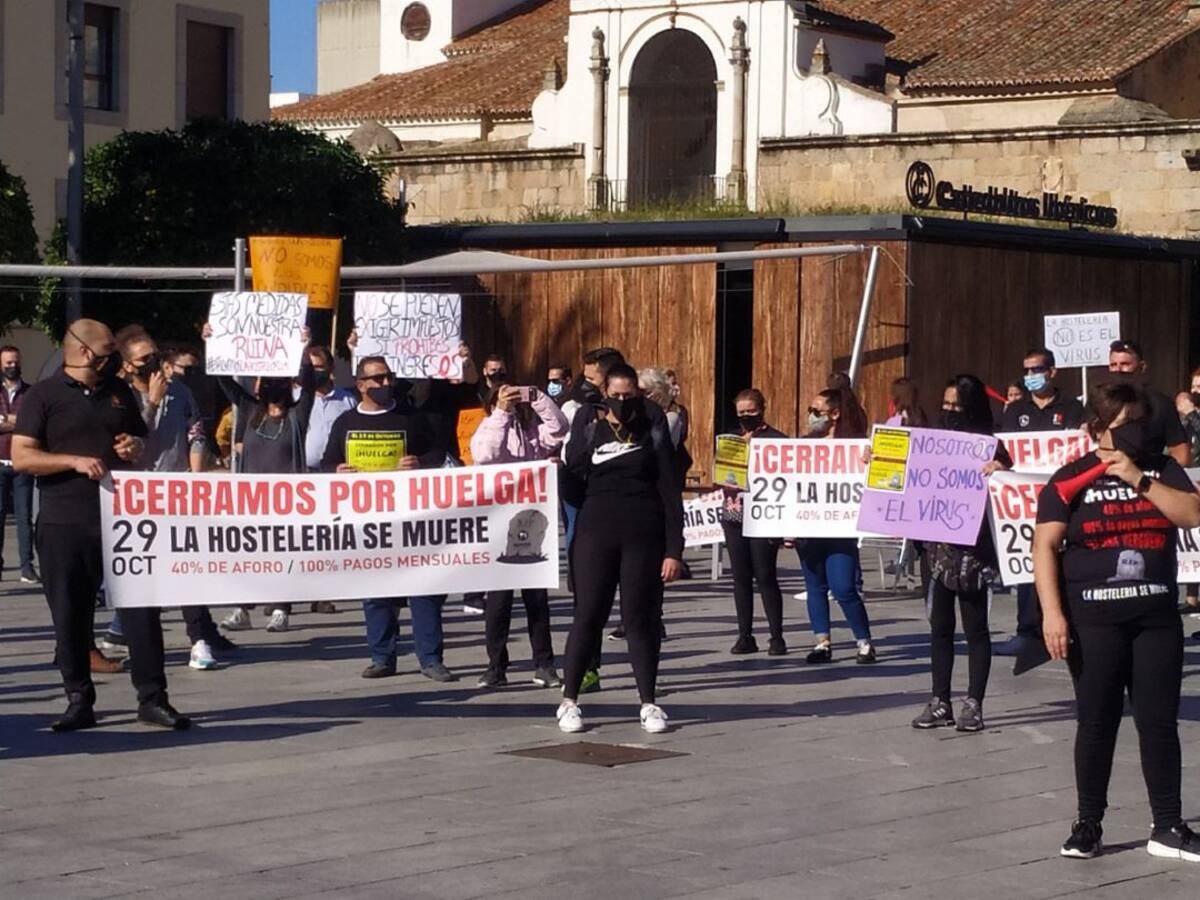 Un centenar de hosteleros se concentran en Mérida para reclamar apoyo