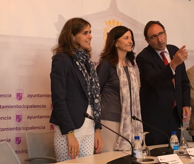 El alcalde de Palencia, Alfonso Polanco durante la presentación de la campaña “Oportunidades”, junto a Silvia Ayerbe, directora de Desarrollo de Convenios de Ecoembes
