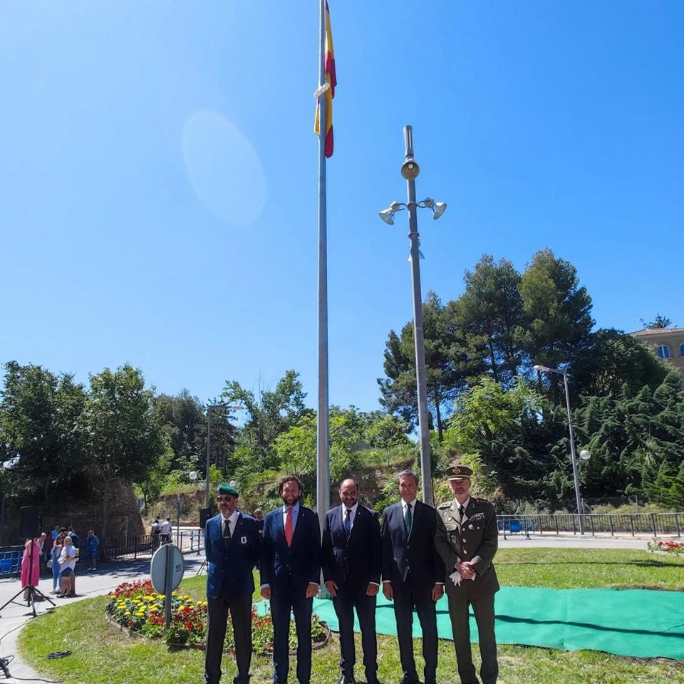 Autoridades bajo la bandera española izada en Barbastro