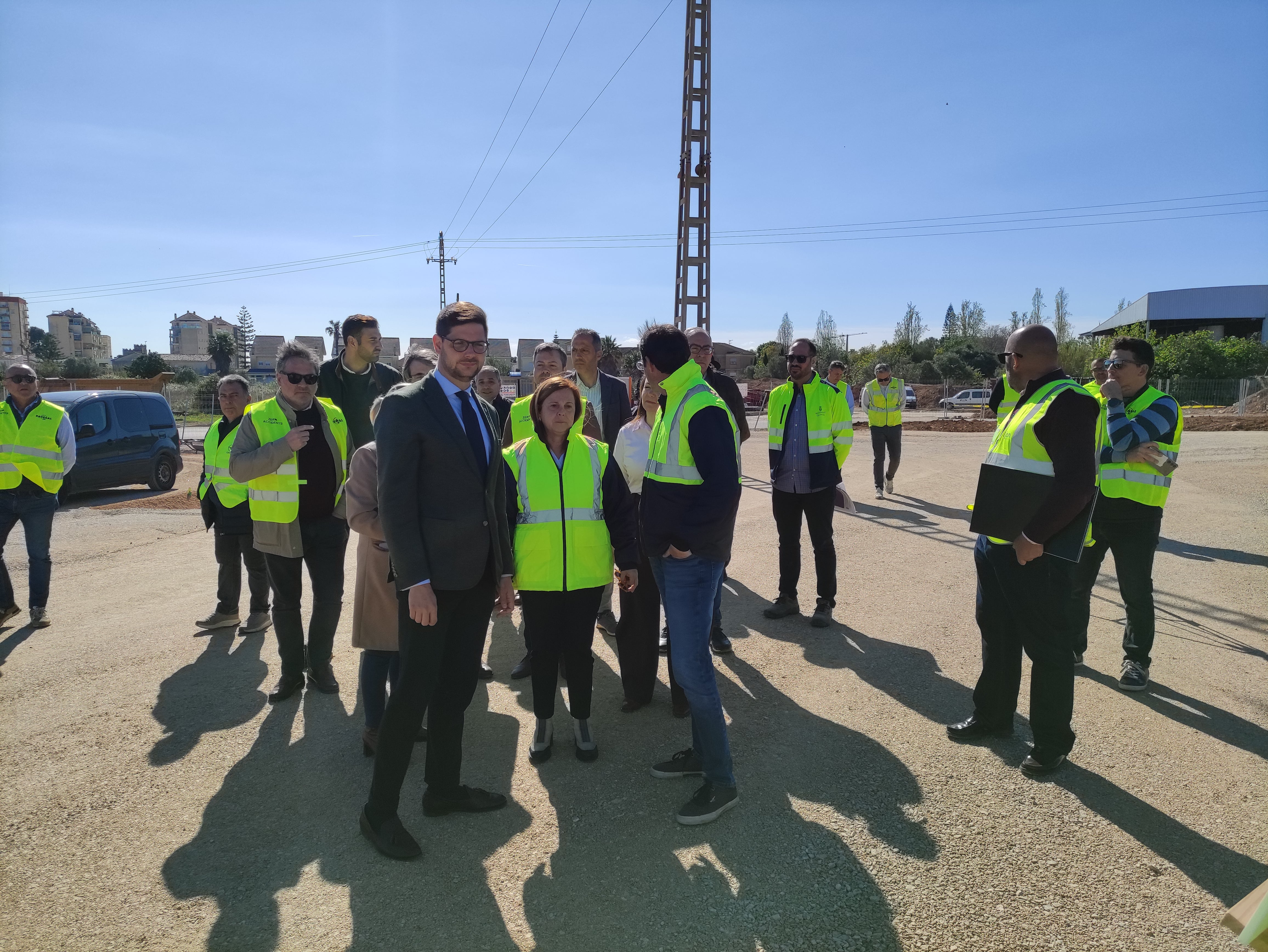 Autoridades en la visita a la ampliación de la carretera Nazaret-Oliva hasta el Molí de Santa María, en Gandia