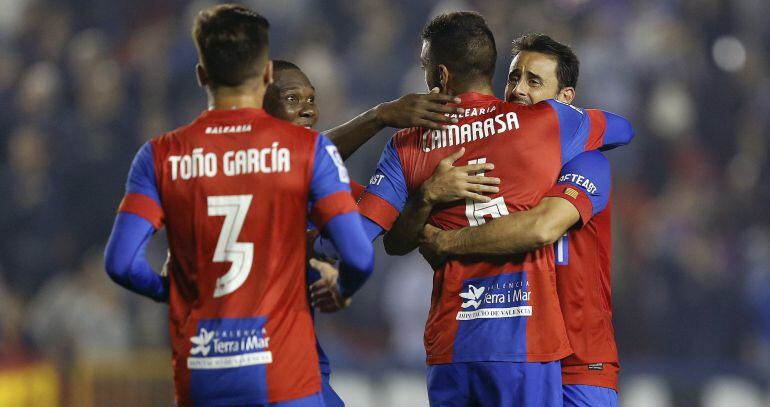Víctor Camarasa celebra su gol ante el Deportivo con sus compañeros