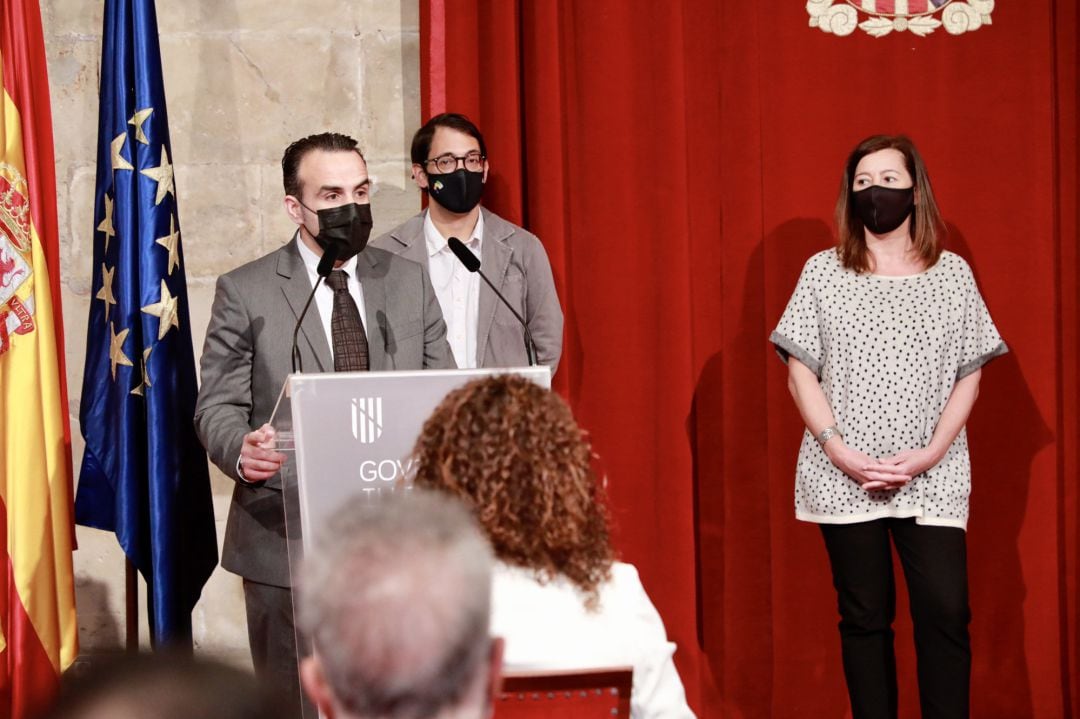 El presidente del CES, Rafael Ballester, con la presidenta del Govern, Francina Armengol, y el conseller de Modelo Económico, Iago Negueruela. 