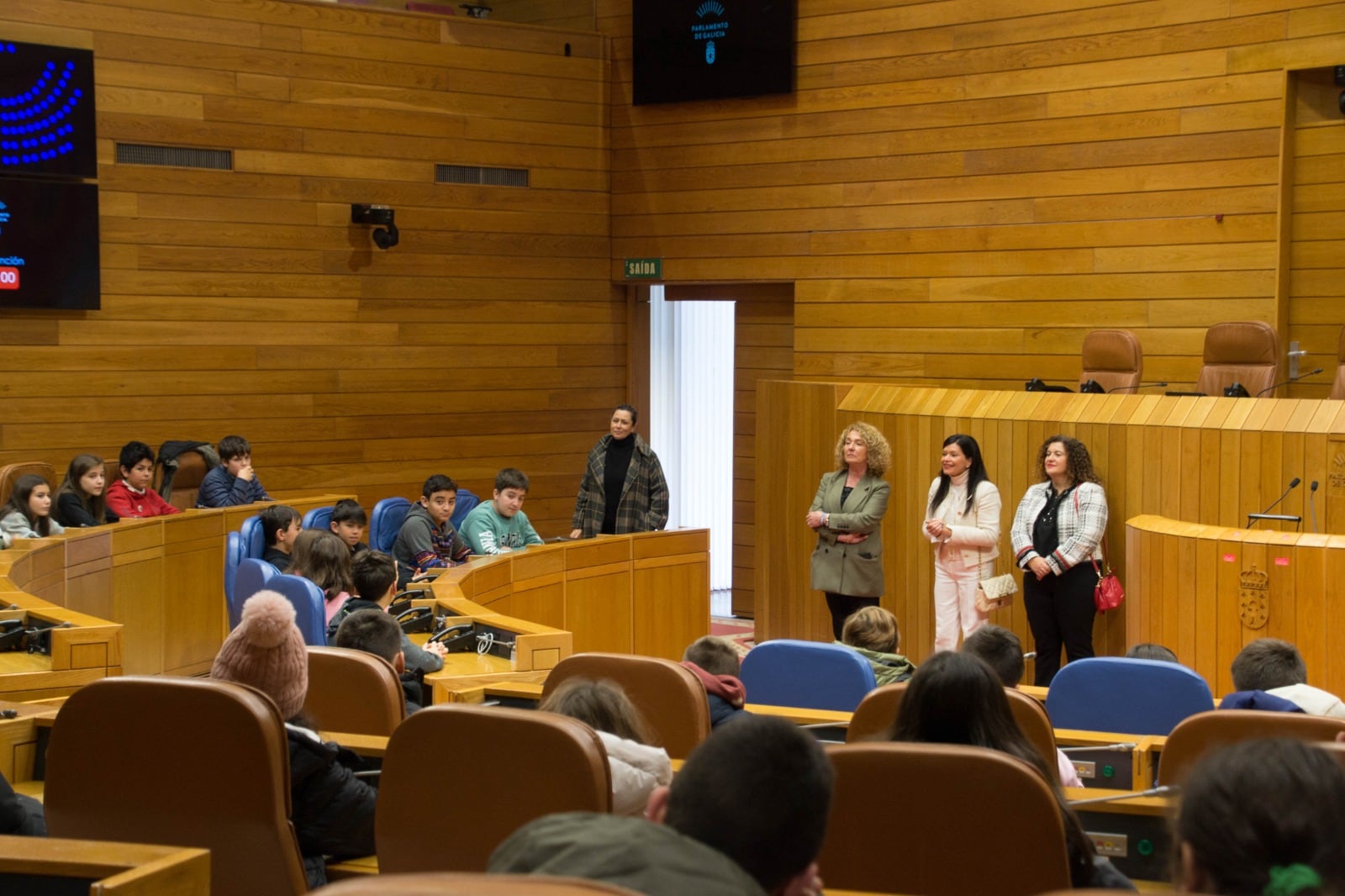 Alumnas y alumnos del concello de Mos visitaron este lunes el Parlamento de Galicia acompañados de su alcaldesa