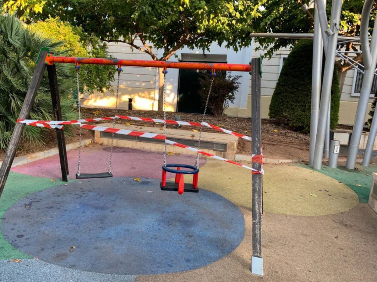 Precintados los parques infantiles para minimizar el contacto entre menores y evitar aglomeraciones