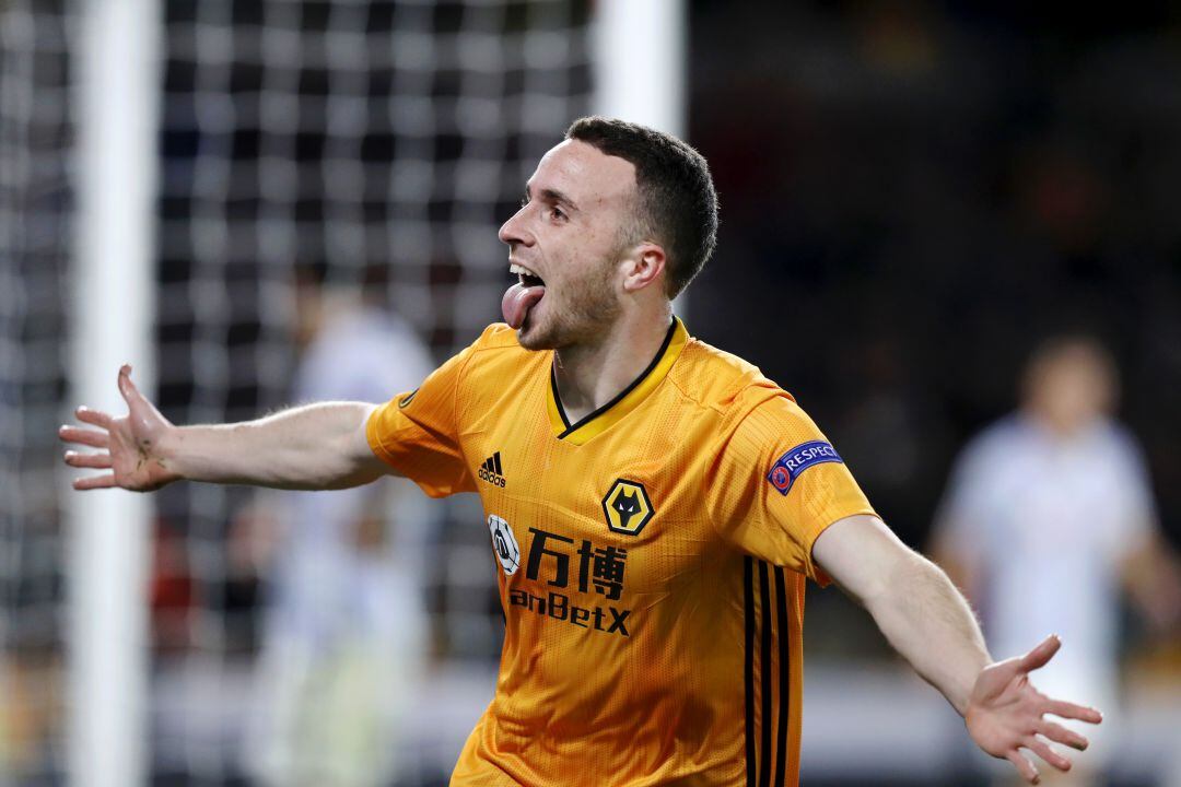 Diogo Jota celebrando uno de los goles