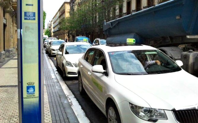 Un grupo de taxis esperan en una de las paradas de San Sebastián