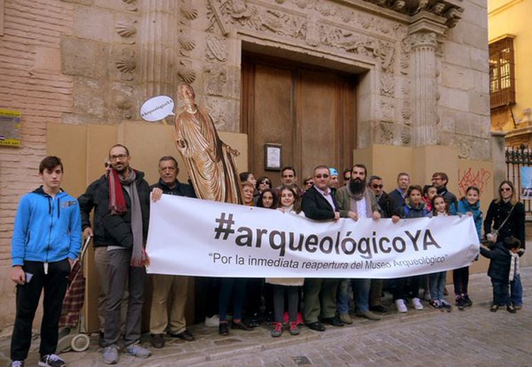 Concentración de protesta ante el Museo Arqueológico de Granada para reivindicar su reapertura