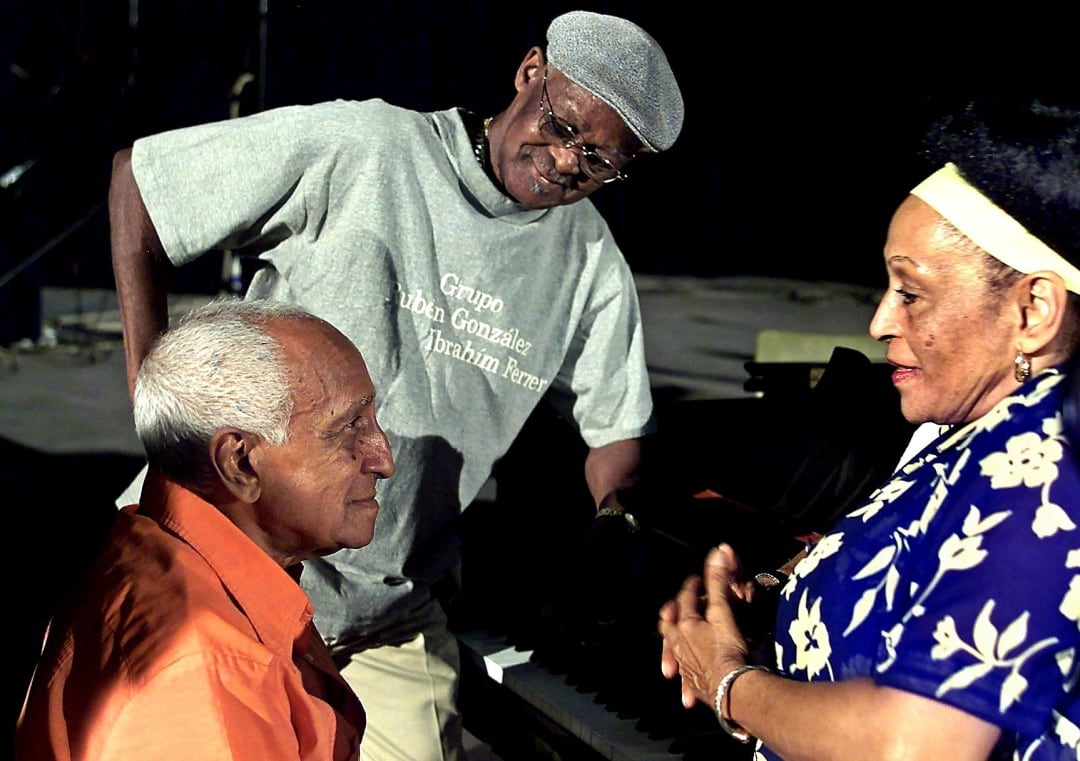 Omara Portuondo, (69), Ibrahim Ferrer, (72) y Rubén González (81) en una fotografía previa a un concierto en el año 2000