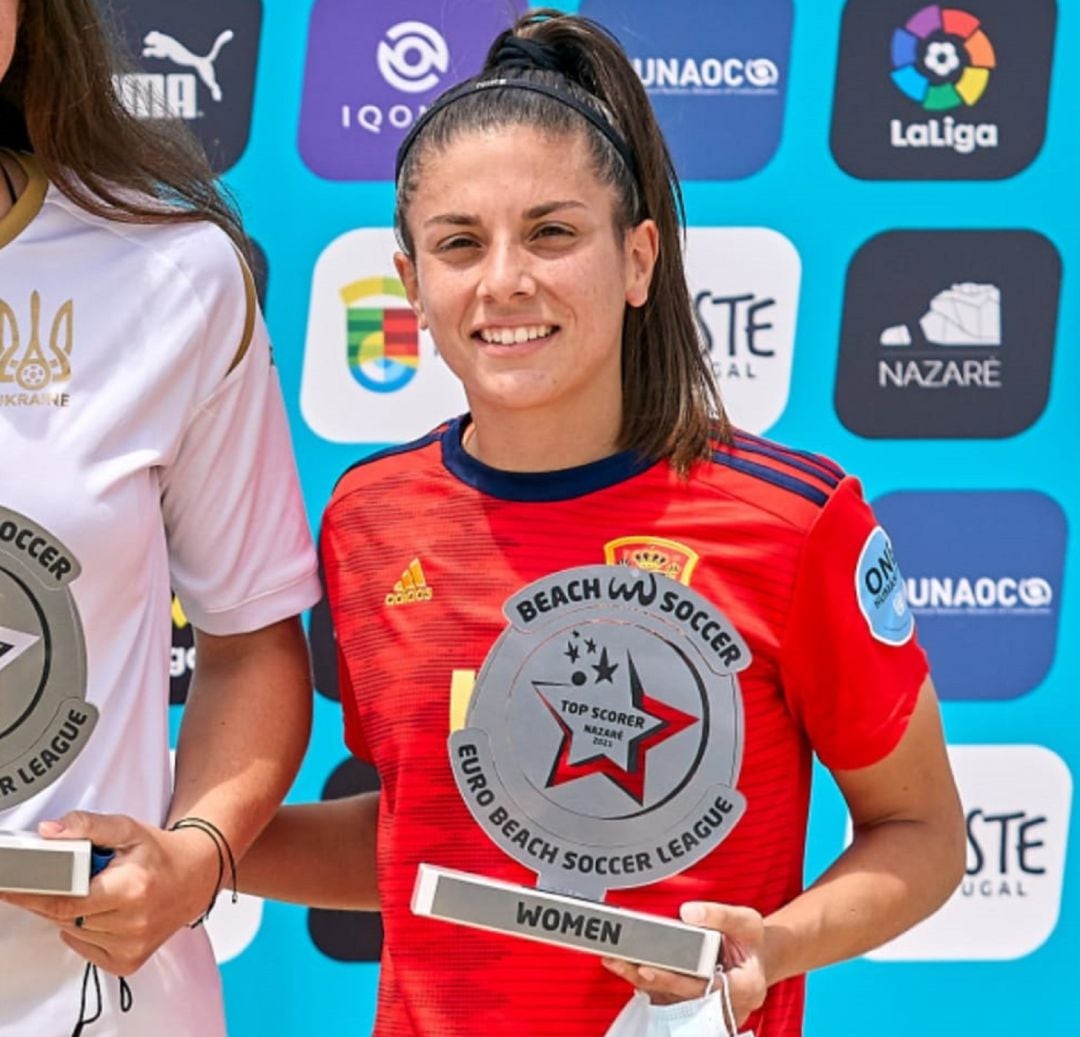 Carmen Fresneda posando con el título de máxima goleadora del torneo