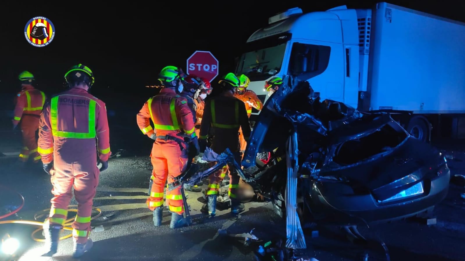 Las tres ocupantes de un vehículo que circulaba por la A7 han muerto en un accidente de tráfico ocurrido en el kilómetro 362 en el término de Benifaió (Valencia) a la una de la madrugada de este viernes