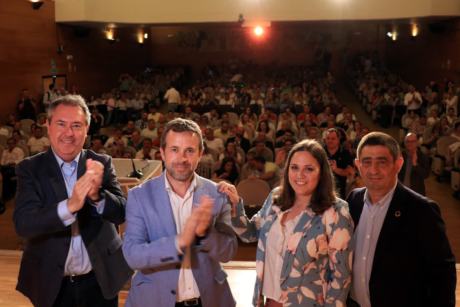 De izquierda a derecha, el secretario regional del PSOE, Juan Espadas; el candidato socialista de la capital, Julio Millán; la candidata en Chilluévar, Mairena Martínez, y el secretario de los socialistas jienenses, Francisco Reyes.