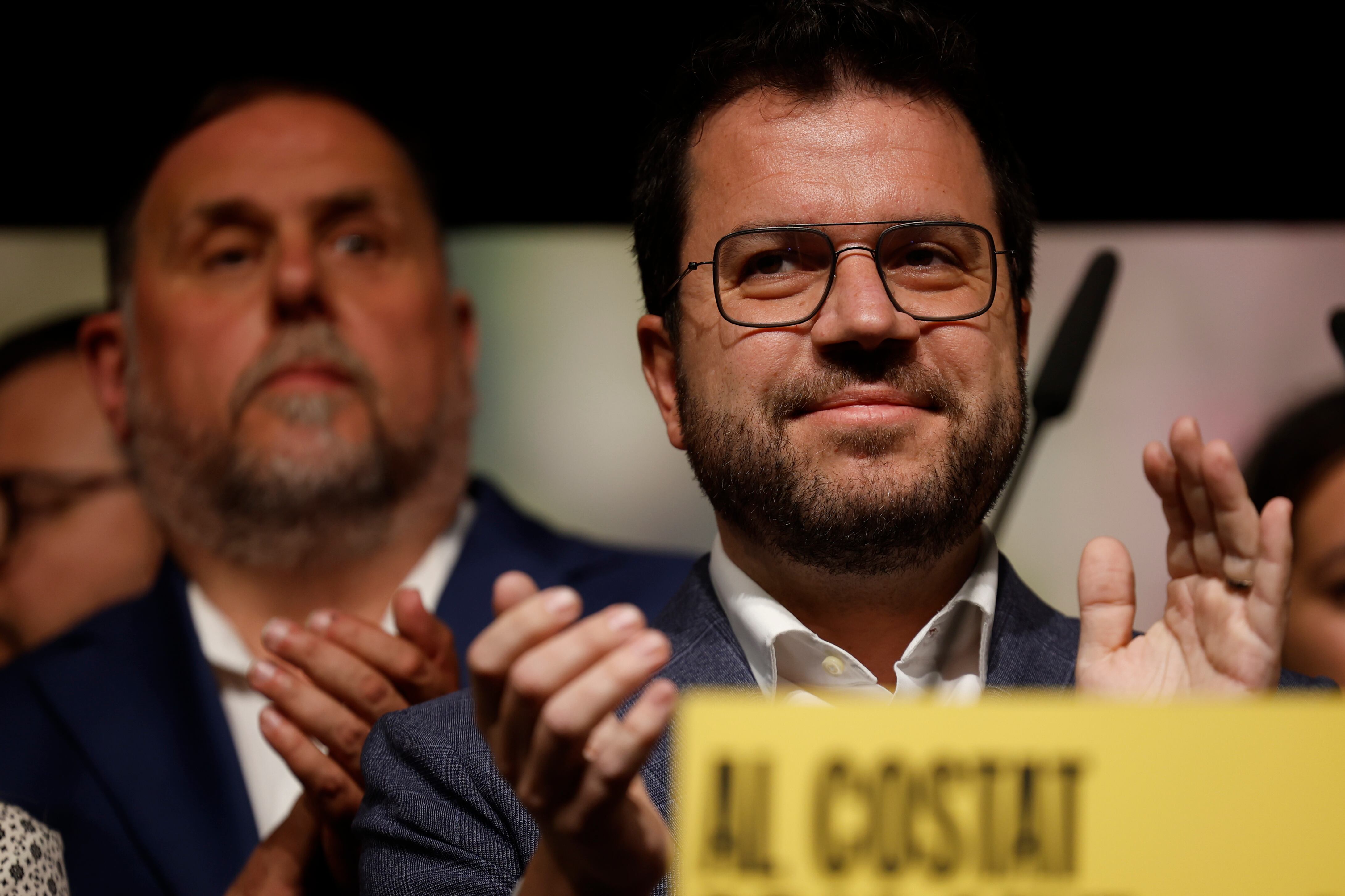 El presidente de la Generalitat y candidato a la reelección, Pere Aragonès (d), acompañado del presidente del partido, Oriol Junqueras, valora los resultados obtenidos por la formación política este domingo en las elecciones catalanas.