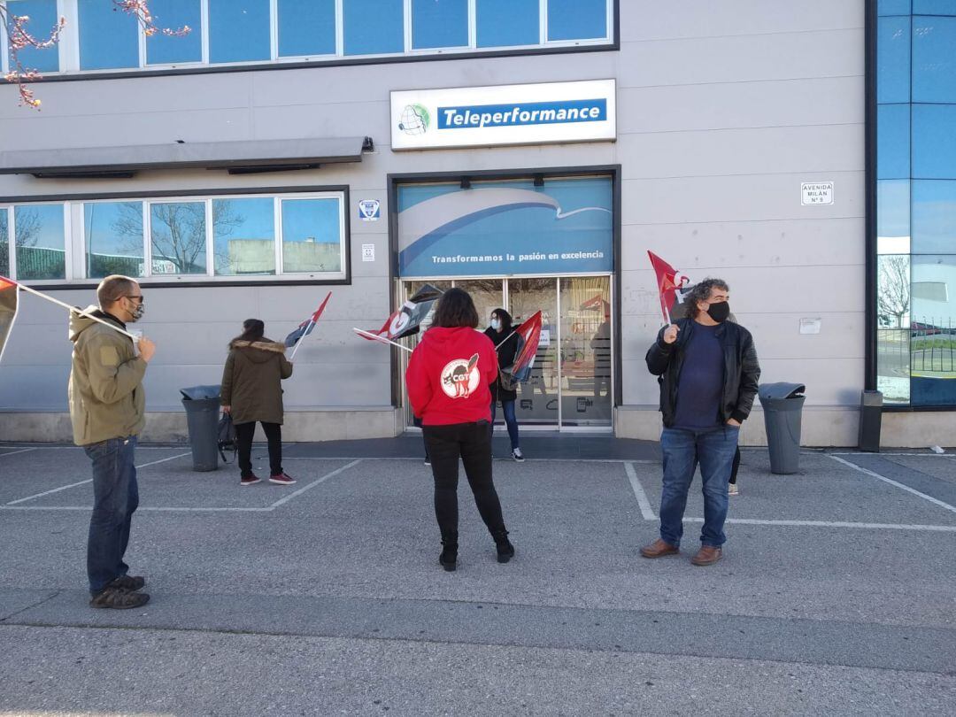 Los delegados sindicales a las puertas de la empresa en Ponferrada