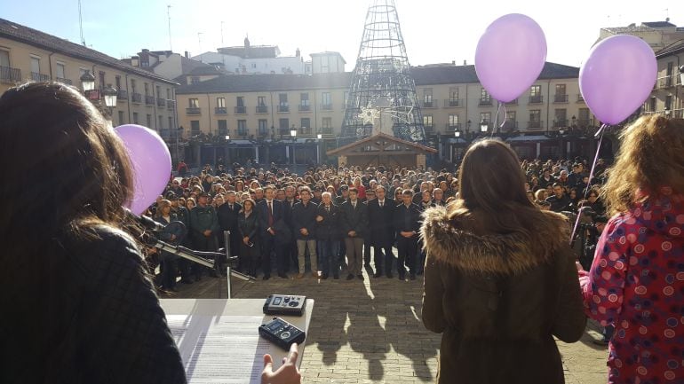 Momento de la lectura del manifiesto del Día Internacional Contra la Violencia de Género en la Plaza Mayor de Palencia en 2022