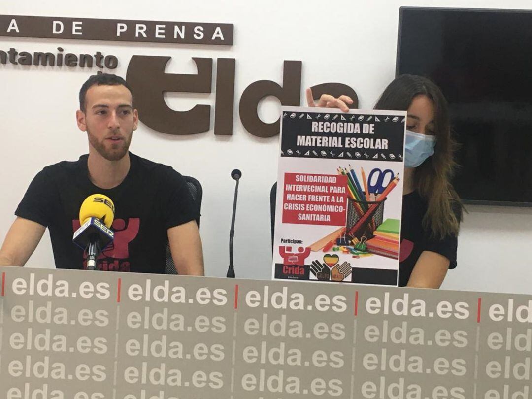 Miembros de la asociación explicando la campaña de recogida de material escolar