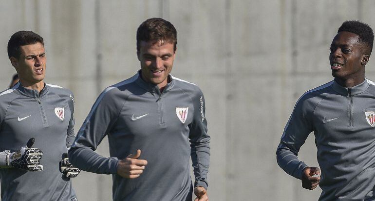 El delantero Iñaki Williams (d) y los centrocampistas Javier Eraso (c) y Markel Susaeta (i), calientan durante la sesión de entrenamiento que el Athletic de Bilbao ha celebrado hoy en las instalaciones de Lezama.