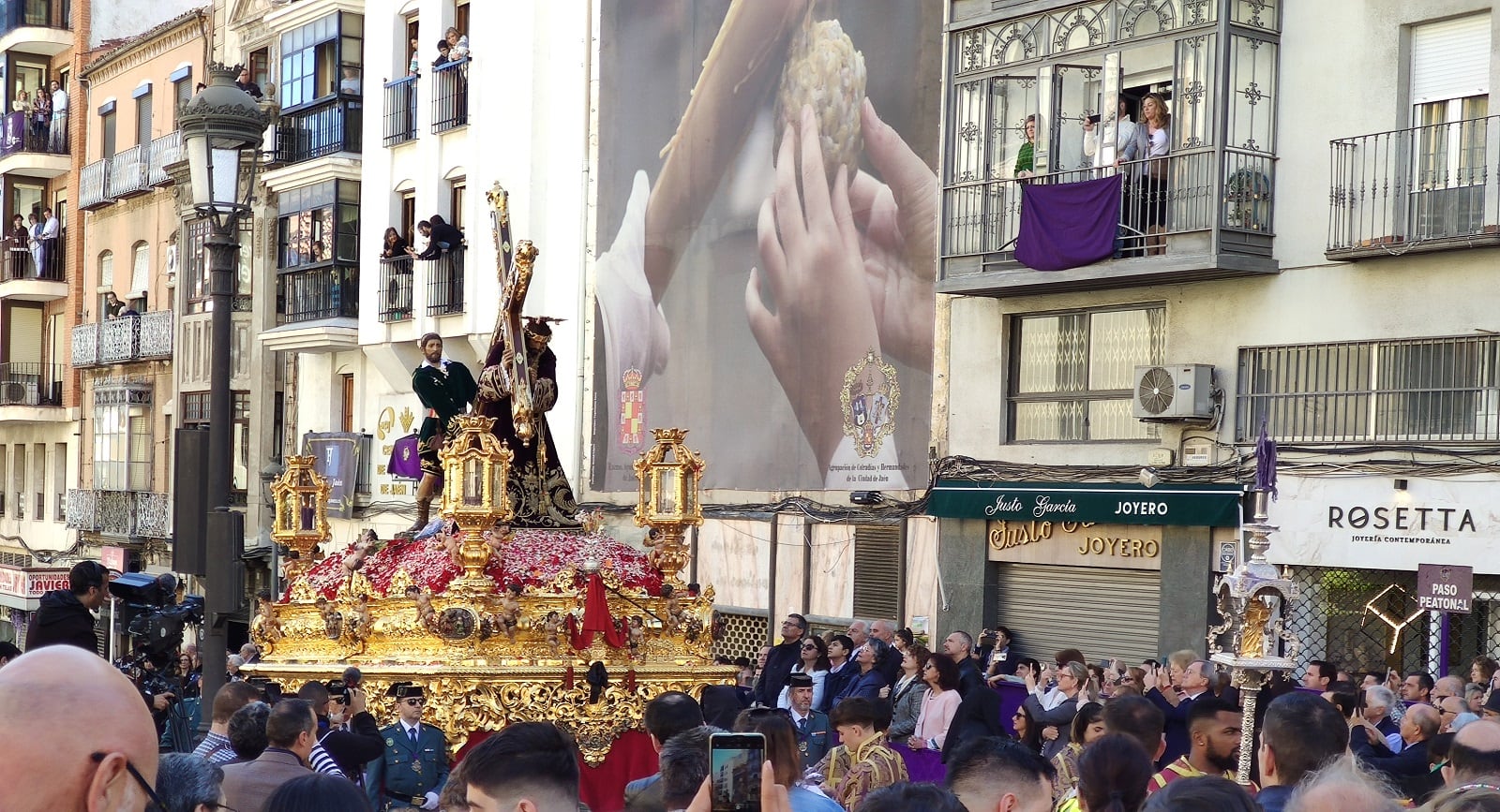 Nuestro Padre Jesús Nazareno &#039;El Abuelo&#039; de Jaén durante su procesión del Viernes Santo