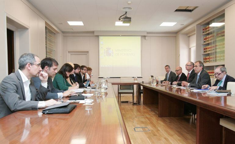 Imatge de la reunió entre membres del Ministeri de Foment, de la Generalitat i de l'Ajuntament per parlar del soterrament de la via del tren a Montcada i Reixac