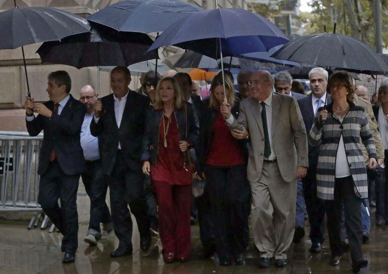 BARCELONA, 13/10/2015.- La vicepresidenta de la Generalitat, Joana Ortega y la consejera de enseñanza, Irene Rigau, han acudido esta tarde a declarar como imputadas ante el Tribunal Superior de Justicia de Cataluña (TSJC) por la consulta del 9N.