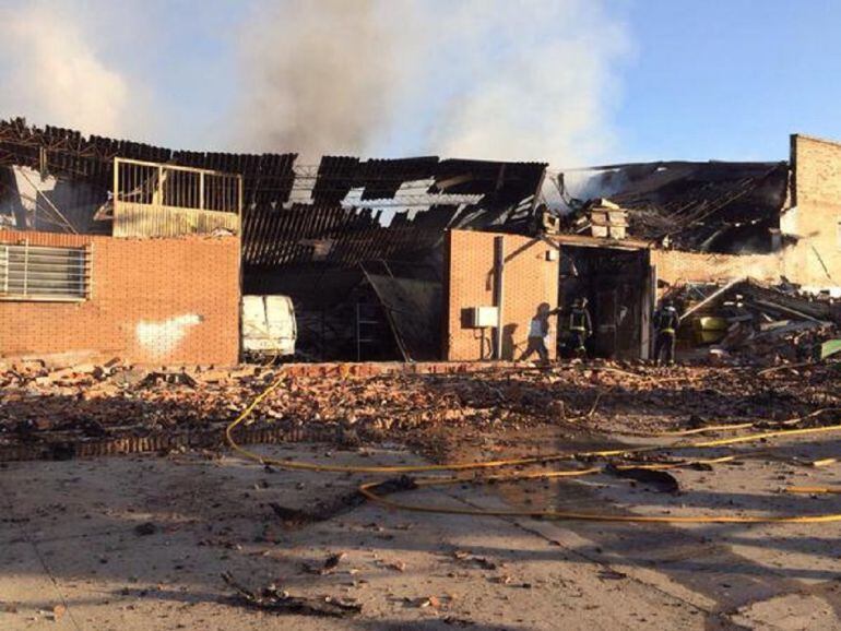 Imagen del incendio en el polígono San Blas de Villalobón (Palencia).