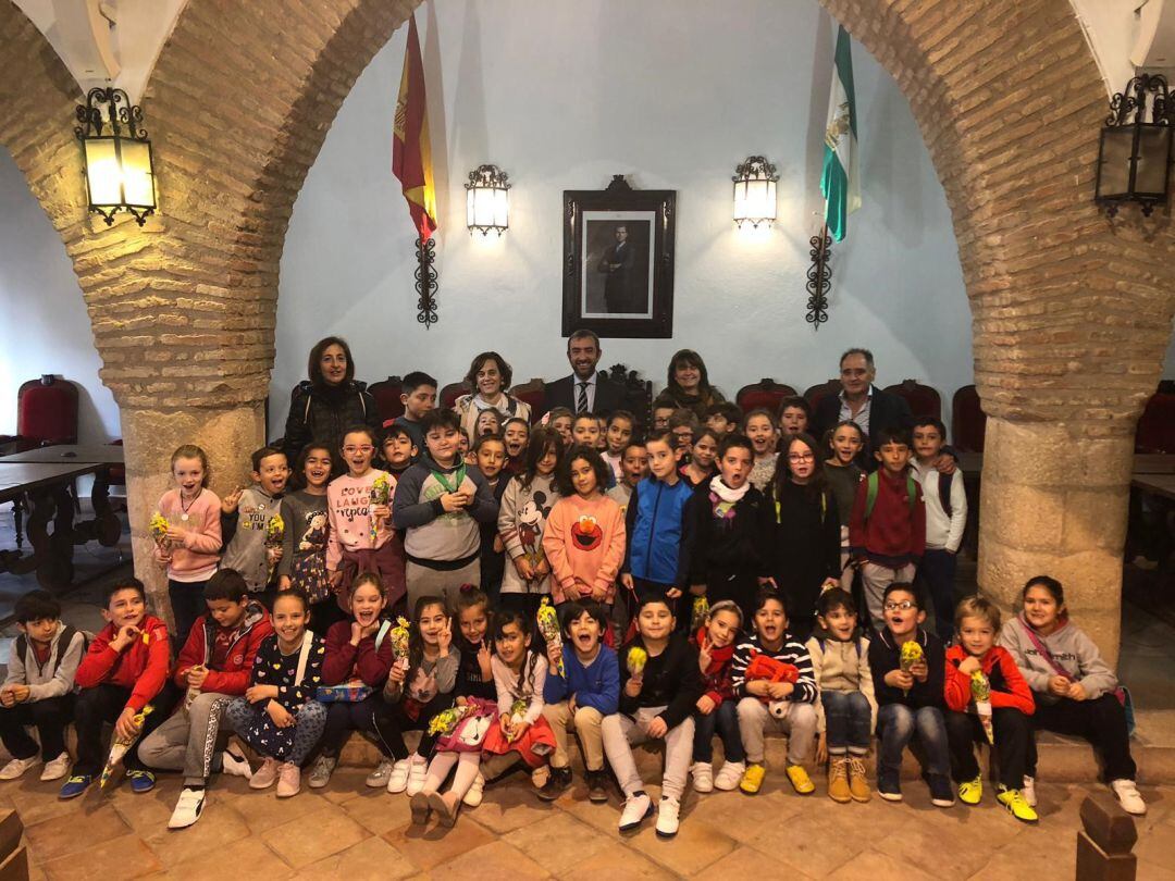 Los alumnos en el salón de plenos del Ayuntamiento con sus profesores y el concejal Francisco Márquez