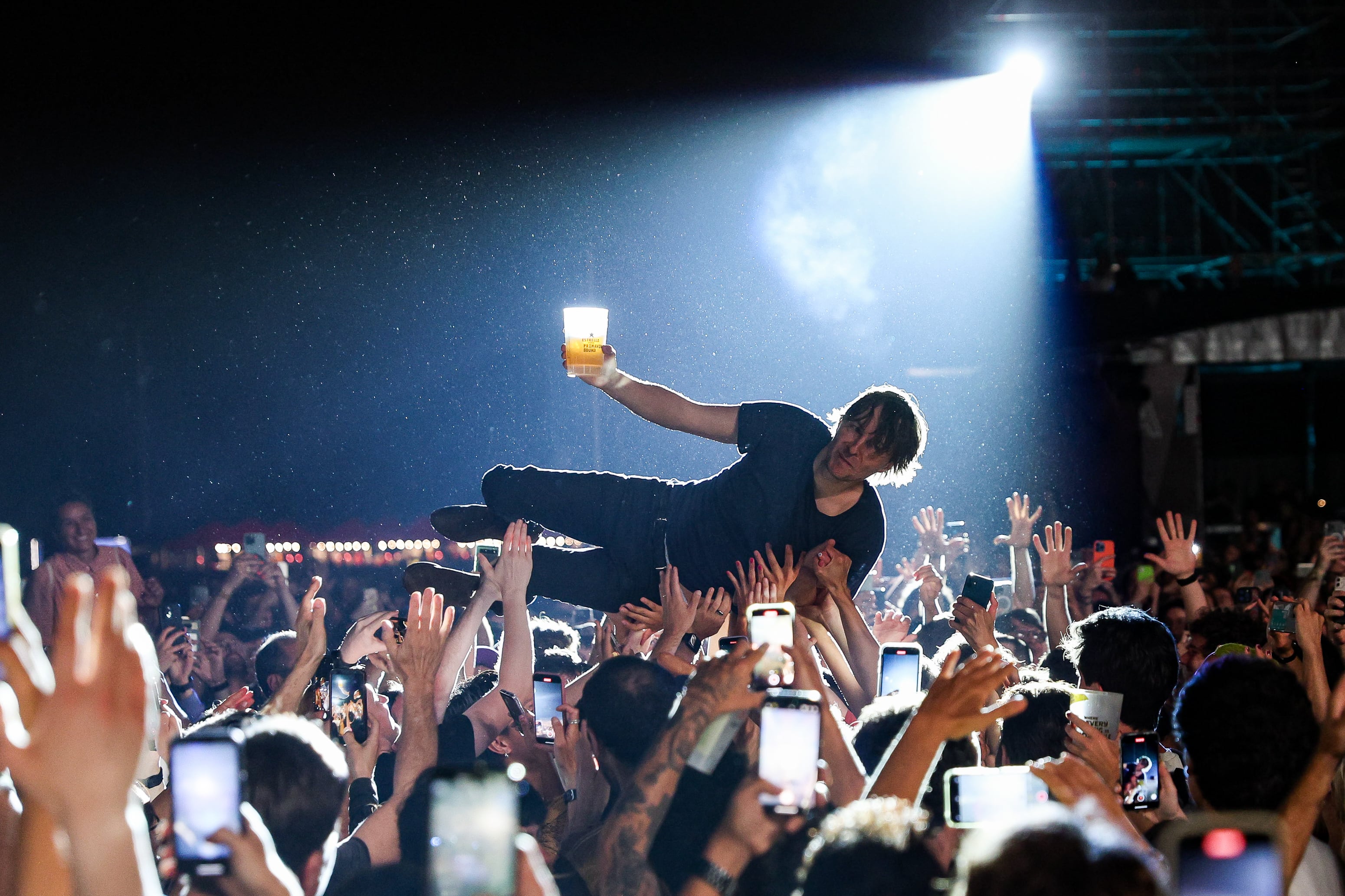 Thomas Mars, cantante de Phoenix, dándose un baño de masas en el Primavera Sound 2024.