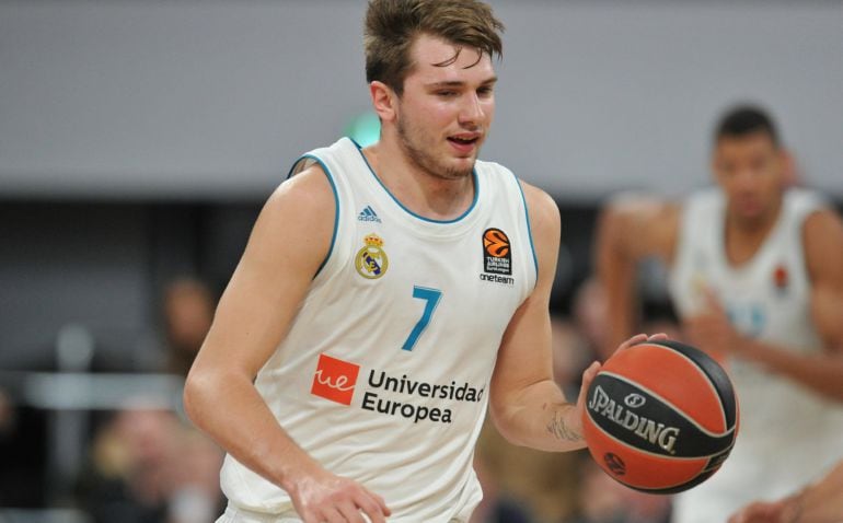 Doncic manejando una pelota durante un partido de este año en la Euroliga